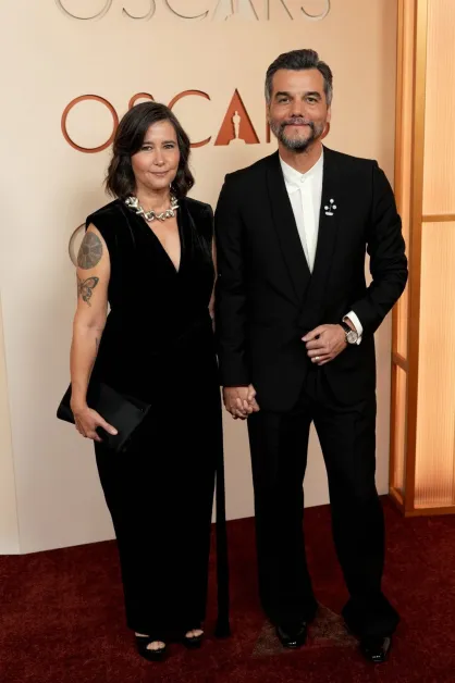 Wagner Moura e esposa Sandra Delgado no tapete vermelho do Oscar 2026 •