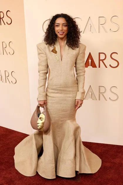 Alice Carvalho no tapete vermelho durante a 98.ª edição do Oscar • Getty Image