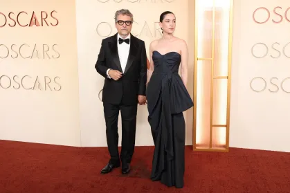 Kleber Mendonça e a mulher, Emilie Lesclaux no tapete vermelho da 98.ª edição do Oscar. • Getty Images